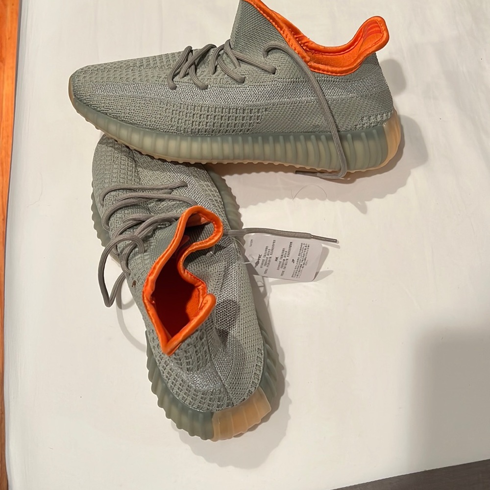**FAKE** Yeezy 350 sneakers